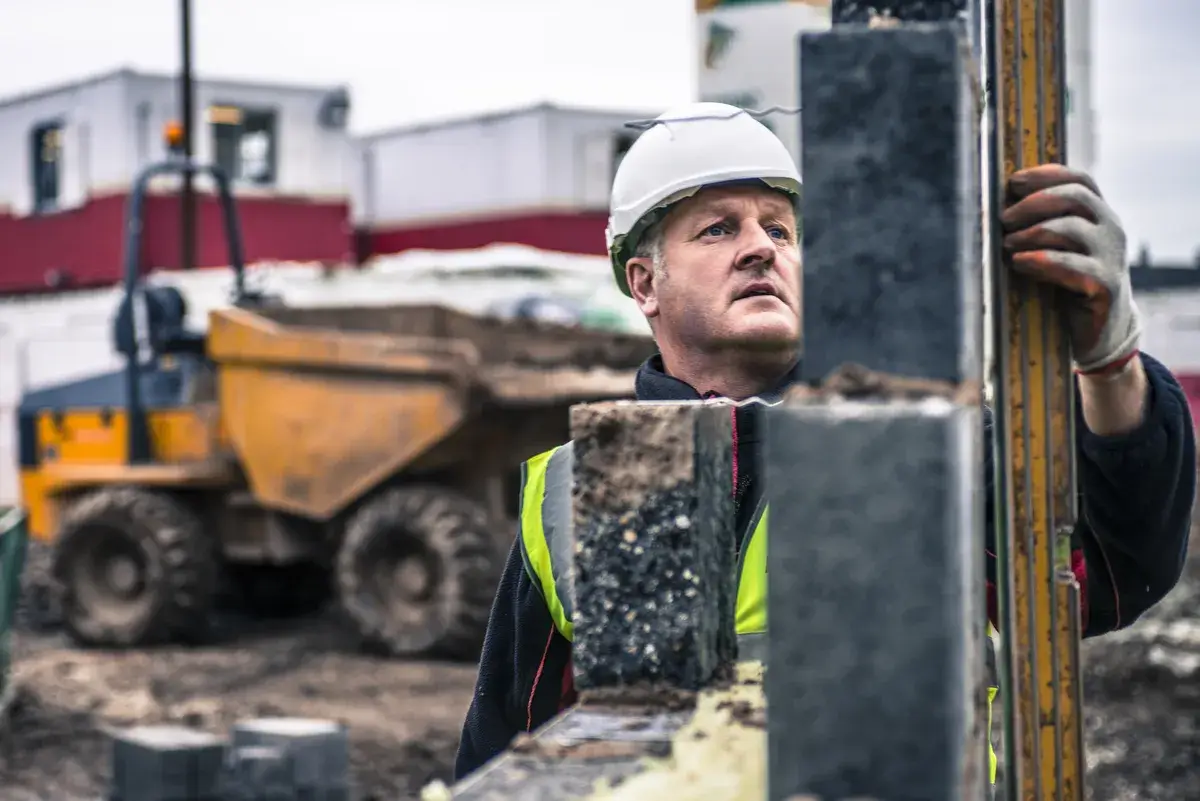 workers-laying-bricks-on-construction-site